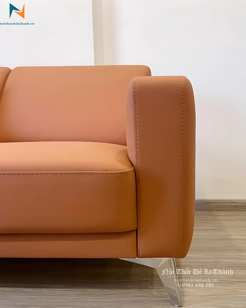 Tay sofa được thiết kế vuông vức, khoẻ khoắn