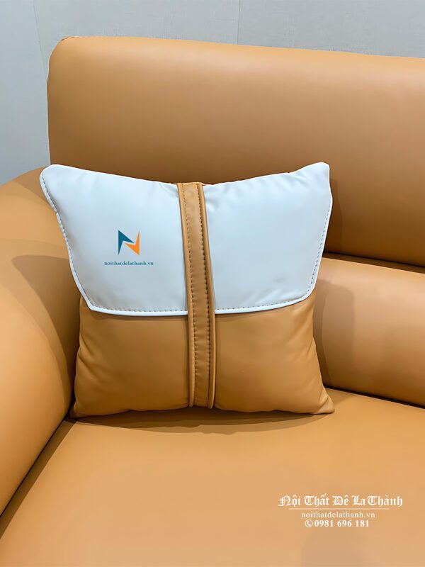 Sofa có màu ginger nổi bật, gối được phối thêm màu trắng tạo điểm nhấn