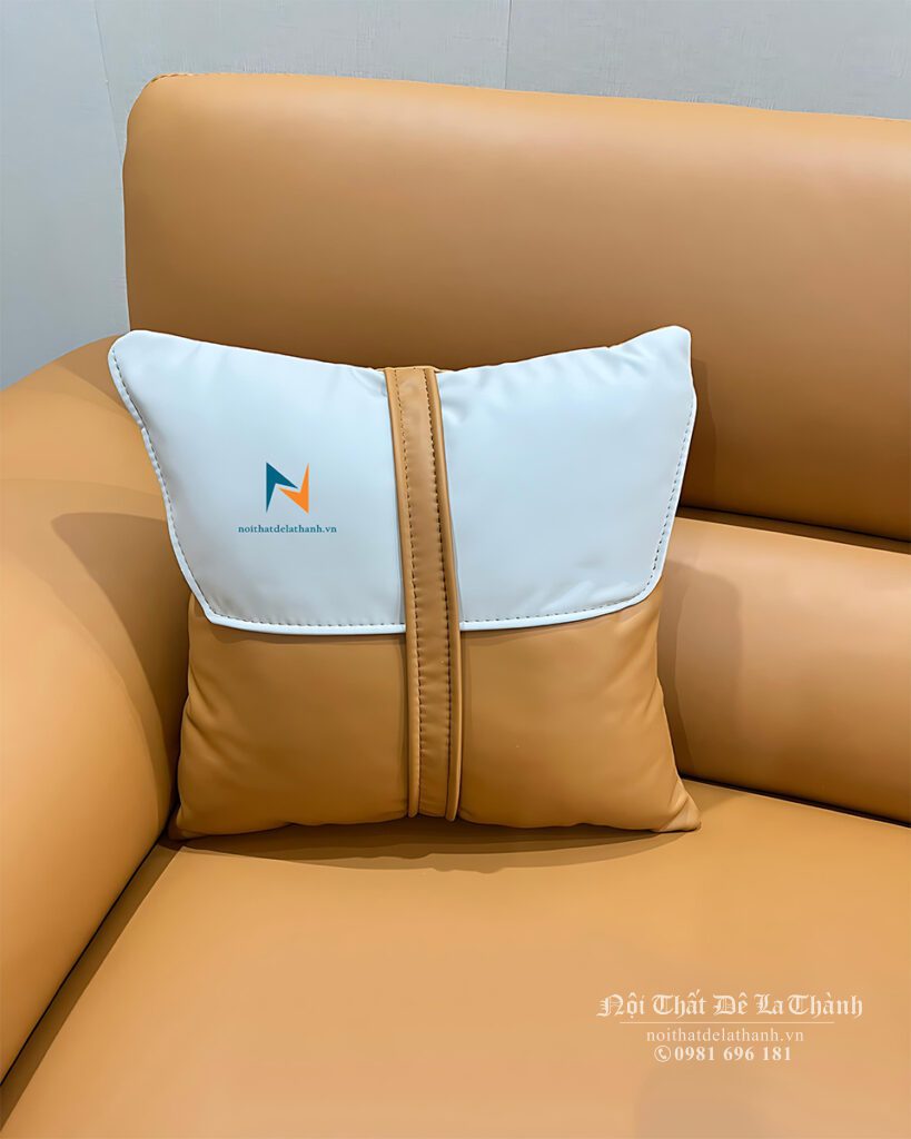 Sofa có màu ginger nổi bật, gối được phối thêm màu trắng tạo điểm nhấn