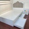 Chiếc giường gỗ mdf màu trắng, kích thước 1m2x1m9 dành cho phụ nữ đơn thân hoặc bé gái