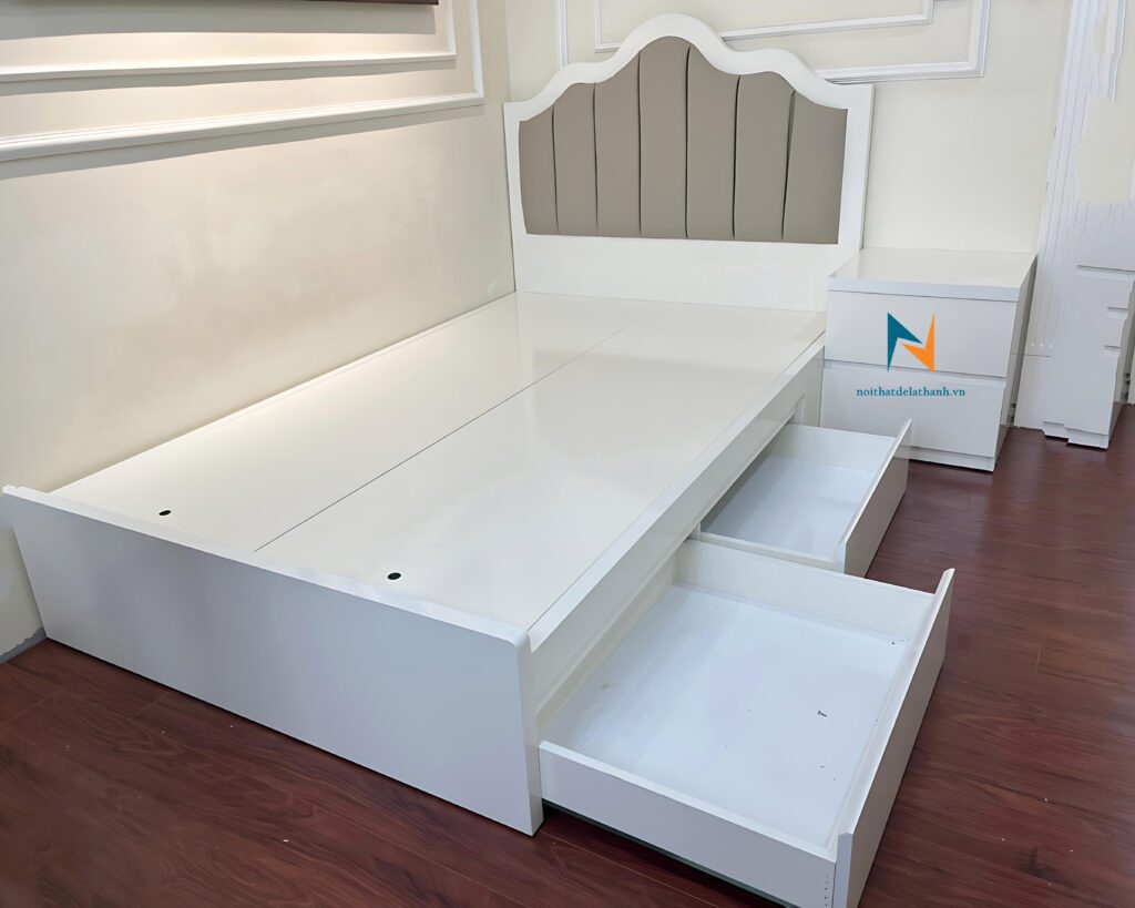 Chiếc giường gỗ mdf màu trắng, kích thước 1m2x1m9 dành cho phụ nữ đơn thân hoặc bé gái