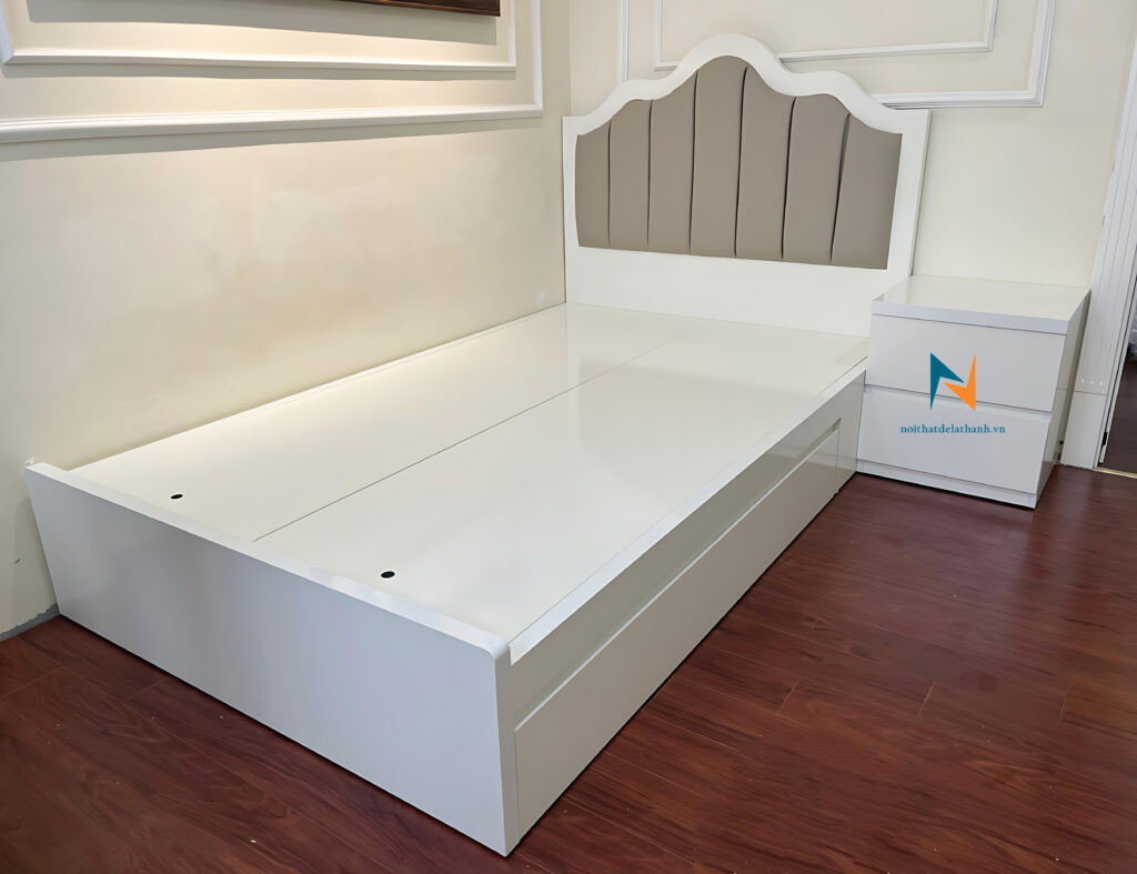 Điểm nhấn của chiếc giường 1m2 là chiếc đầu cao hình sóng lượn rất đẹp