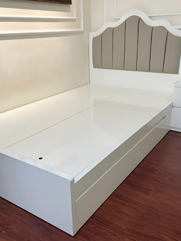 Điểm nhấn của chiếc giường 1m2 là chiếc đầu cao hình sóng lượn rất đẹp