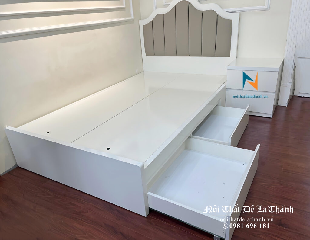 Vai phải giường có 2 ngăn kéo nhằm tối ưu hoá không gian của phòng ngủ