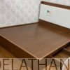 Chiếc giường chất liệu gỗ MDF, đầu bọc nệm, kích thước 1m8x2m; có thêm 2 ngăn kéo để đồ rất tiện lợi