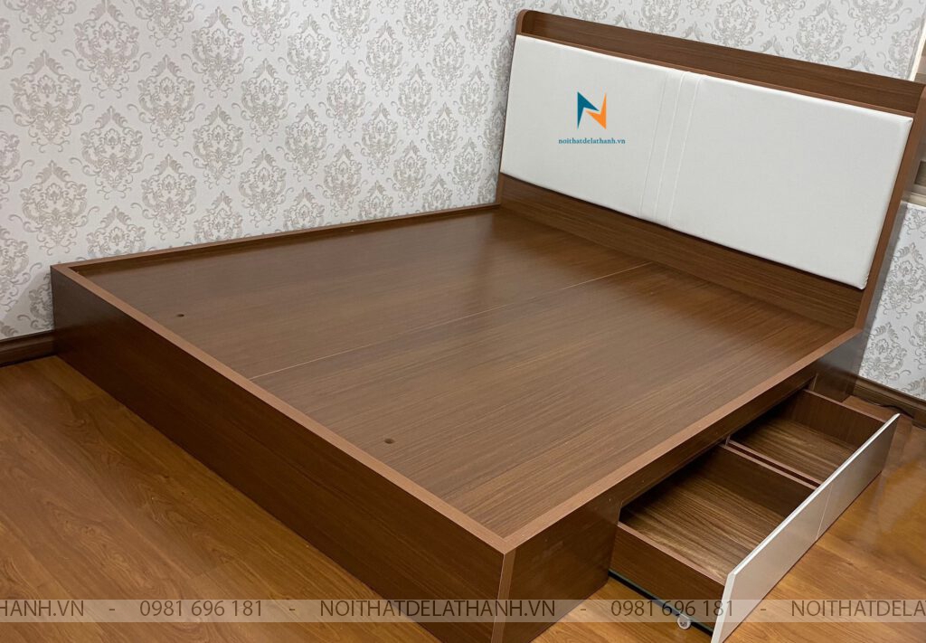 Chiếc giường chất liệu gỗ MDF, đầu bọc nệm, kích thước 1m8x2m; có thêm 2 ngăn kéo để đồ rất tiện lợi