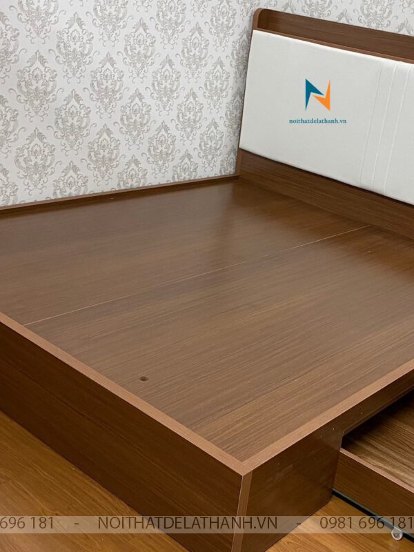 Chiếc giường chất liệu gỗ MDF, đầu bọc nệm, kích thước 1m8x2m; có thêm 2 ngăn kéo để đồ rất tiện lợi