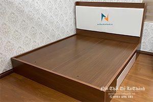Ảnh thực tế chiếc giường 1m8 đầu bọc nỉ màu trắng