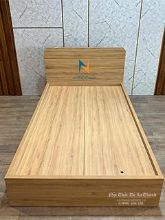Hình ảnh thực tế chiếc giường gỗ 1m2, màu 388