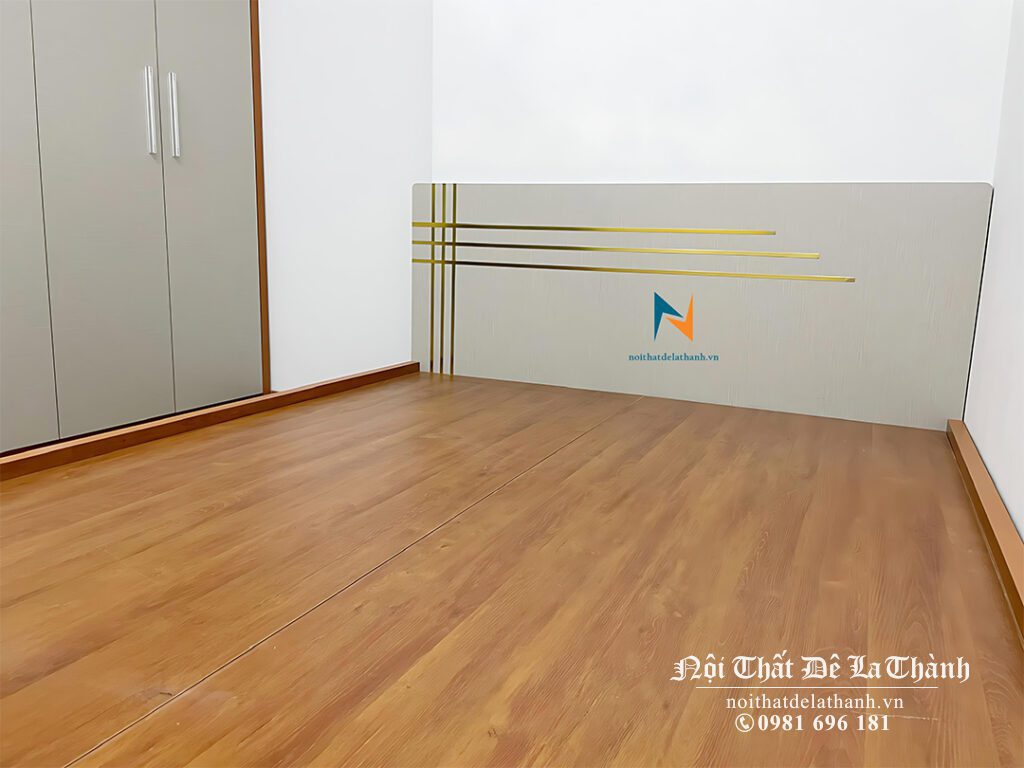 Chiếc giường được phối 2 màu: màu gỗ và màu ghi ở đầu cao