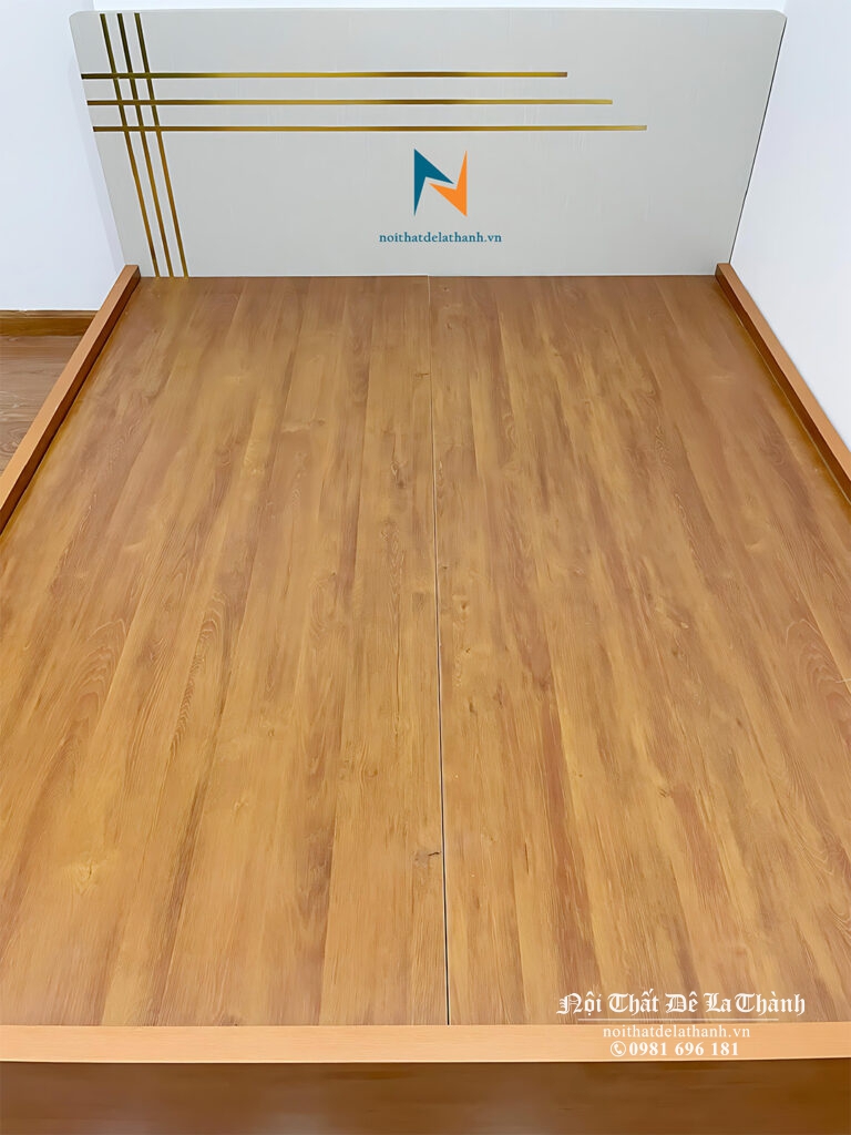 Chiếc giường gỗ công nghiệp hiện đại với lõi ván MDF, bề mặt ván phủ melamine chống xước