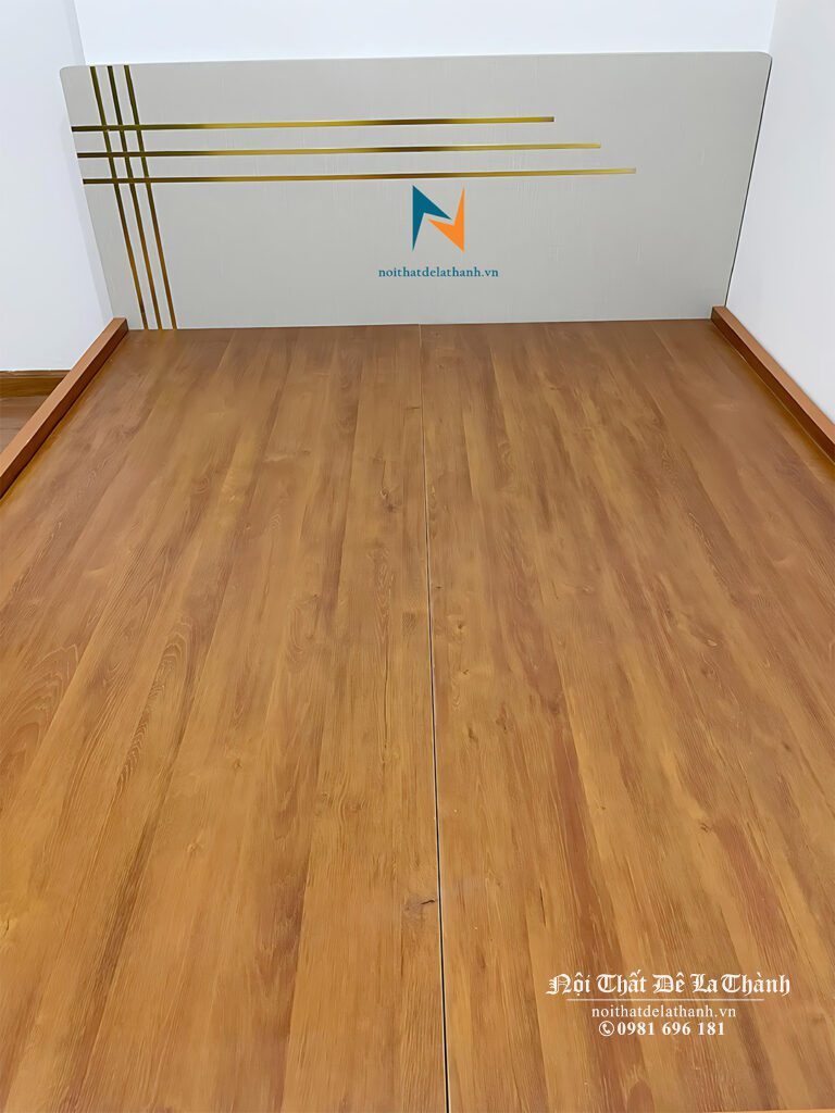 Chiếc giường 1m6x2m chất liệu gỗ công nghiệp MDF, thân giường màu gỗ, đầu cao màu ghi với các thanh chỉ đồng 2 chiều nhìn rất sang trọng và đẹp mắt