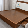 Chiếc giường chất liệu gỗ MDF, đầu bọc nệm, kích thước 1m8x2m; có thêm 2 ngăn kéo để đồ rất tiện lợi