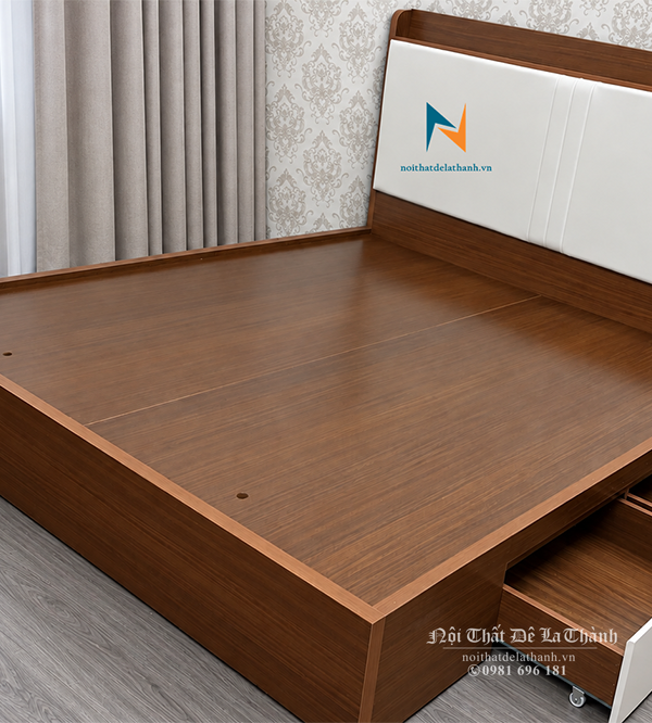 Chiếc giường chất liệu gỗ MDF, đầu bọc nệm, kích thước 1m8x2m; có thêm 2 ngăn kéo để đồ rất tiện lợi