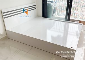 Hình ảnh thực tế chiếc giường 1m2x2m, màu trắng, đầu có 3 chỉ đen, chất liệu gỗ mdf
