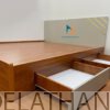 Chiếc giường gỗ công nghiệp với 2 ngăn kéo tiện dụng