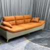 Tựa lưng của văng sofa da được thiết kế cố định, mỗi tựa có dây màu ghi tạo điểm nhấn decor cho chiếc văng