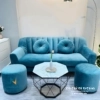Chiếc sofa văng bọc nhung màu xanh, có thiết kế đặc trưng với tựa may kiểu chia sọc, 2 chỗ ngồi