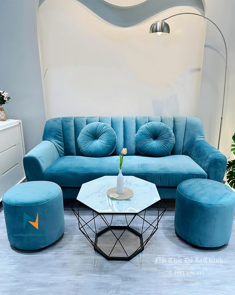 Chiếc sofa văng bọc nhung màu xanh, có thiết kế đặc trưng với tựa may kiểu chia sọc, 2 chỗ ngồi