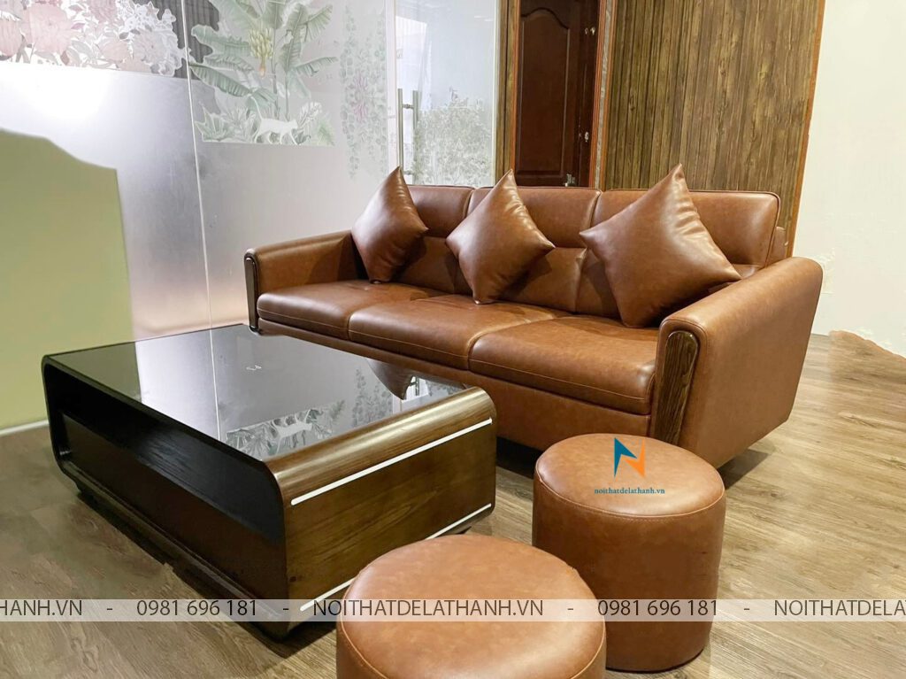 Chiếc sofa nhỏ kích thước 2m, văng da, đi kèm là 3 chiếc gối tựa và 2 chiếc đôn tròn, thiết kế theo phong cách hiện đại dành riêng cho không gian nhỏ