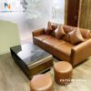 Chiếc ghế sô pha văng da nhỏ gọn làm nổi bật không gian phòng khách