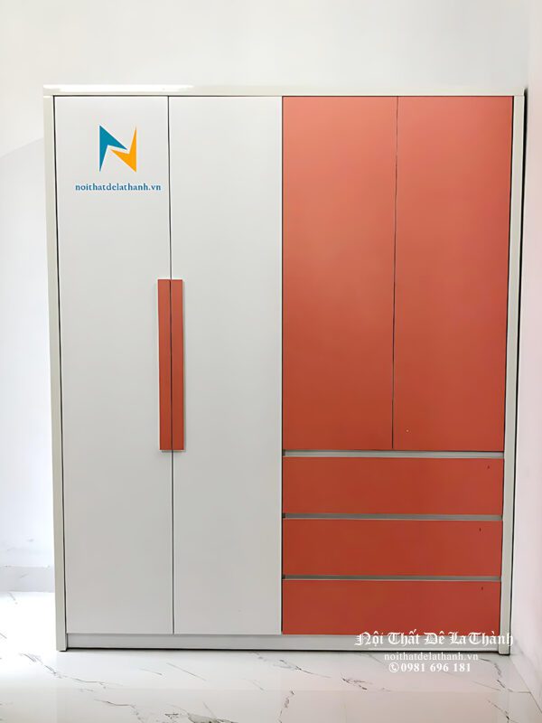 Chiếc tủ gỗ công nghiệp dành cho bé trai, thiết kế có 4 cánh, 2 buồng, 3 ngăn kéo, kích thước 1m6x2m, phối màu trắng và màu đỏ đẹp rực rỡ