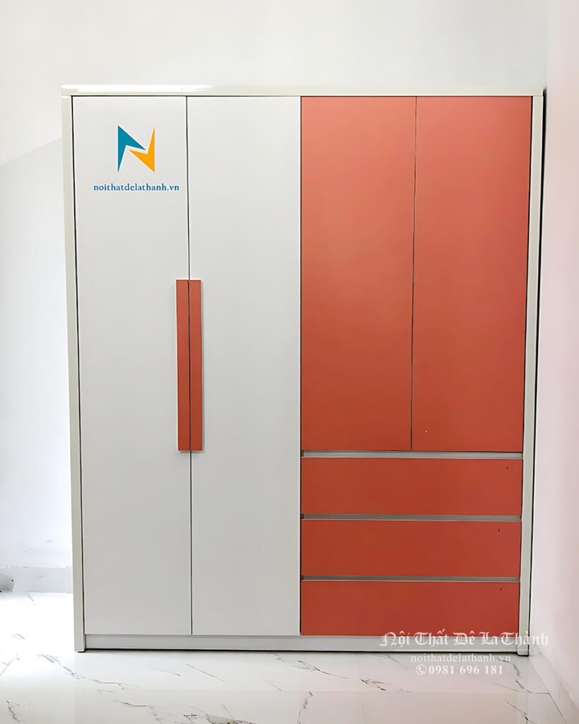 Chiếc tủ gỗ công nghiệp dành cho bé trai, thiết kế có 4 cánh, 2 buồng, 3 ngăn kéo, kích thước 1m6x2m, phối màu trắng và màu đỏ đẹp rực rỡ