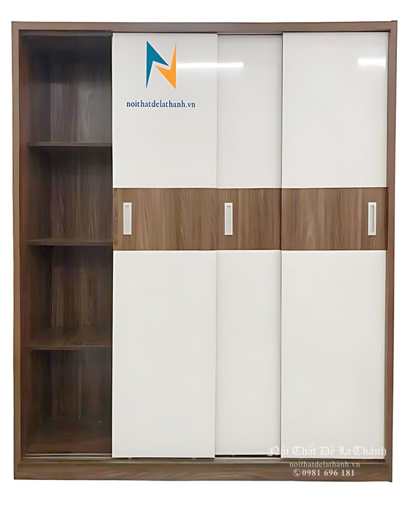 Thiết kế bên trong chiếc tủ lùa 3 cánh, gồm khoang trái với các đợt để đồ gấp, bên phải là khoang treo