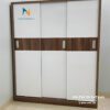 Chiếc tủ áo 3 cánh lùa 1m8x2m, phối màu óc chó và màu cánh trắng, có 1 vệt màu nâu óc chó chạy ngang giữa 3 cánh rất đẹp