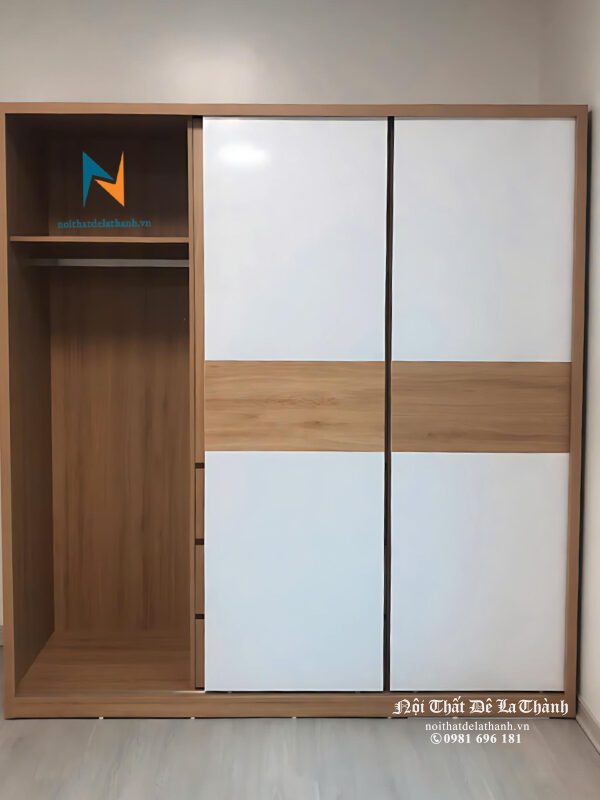 Khoang bên trái tủ có suốt treo, dùng để treo quần áo rất tiện lợi