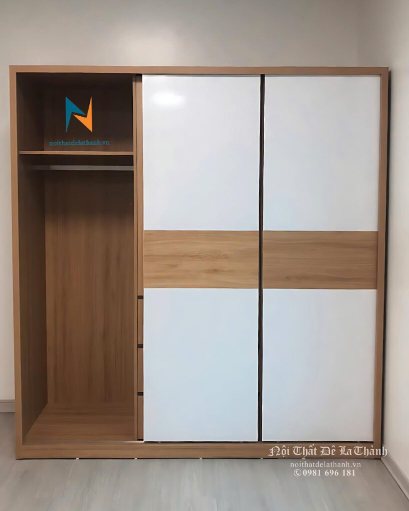 Khoang bên trái tủ có suốt treo, dùng để treo quần áo rất tiện lợi