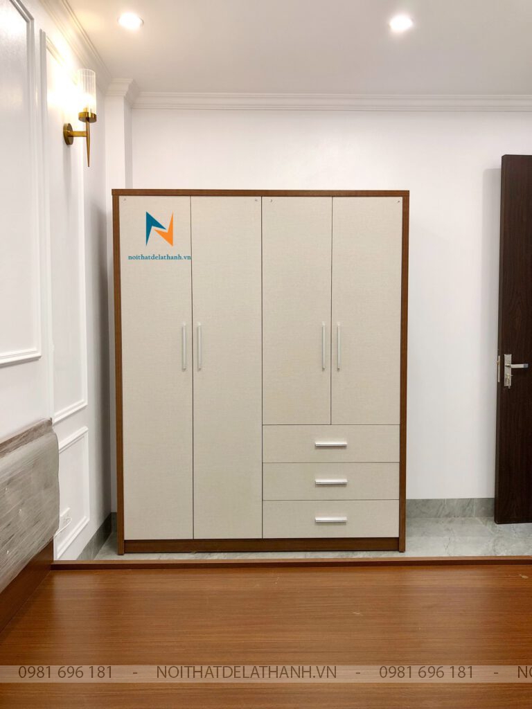 Chiếc tủ áo gỗ MDF, thân tủ màu tối, cánh tủ màu ghi sáng với 2 cánh dài, 2 cánh cộc và 3 ngăn kéo tiện dụng, kích thước 1m6x2m