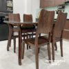Chiều dài của chiếc bàn 4 ghế này là 1m4 (những chiếc bàn khác dài tiêu chuẩn 1m2) giúp việc bày bát đĩa được nhiều hơn
