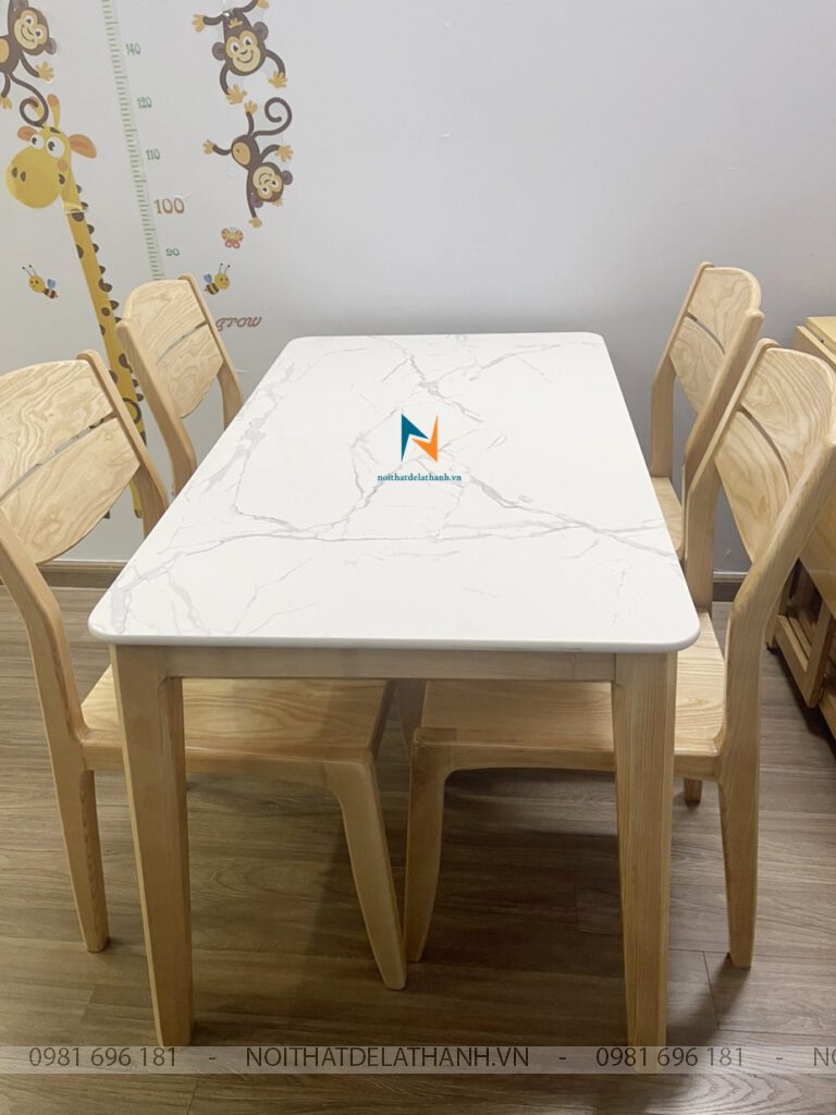 Bộ Bàn Ăn Gỗ Sồi Nga 4 Ghế với tone màu sáng tổng thể: chiếc bàn mặt đá màu trắng, 4 ghế 2 lá ngang nguyên màu sồi tươi làm nổi bật không gian phòng ăn nhà bạn