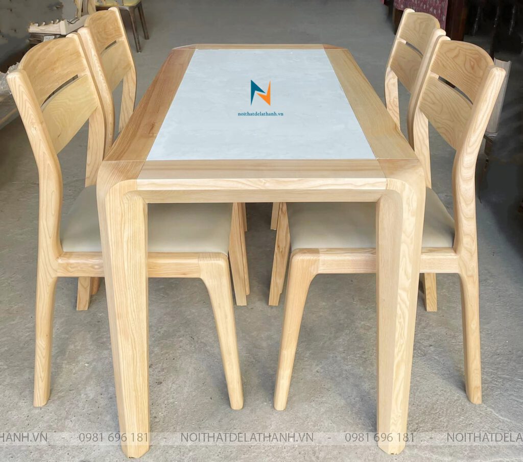 Bộ bàn ăn 4 ghế mặt đá thuộc phân khúc giá rẻ nhưng chất lượng cao với chất liệu gỗ sồi Nga, mặt đá thiết kế lọt bên trong khung bàn, 4 ghế hai lá ngang thanh thoát hiện đại