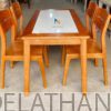 Bộ Bàn Ăn 4 Ghế Gỗ Sồi Nhỏ Gọn có thiết kế rất đẹp mắt với mặt đá được cố định bên trong khung mặt bàn, đem lại cảm giác chắc chắn khi sử dụng