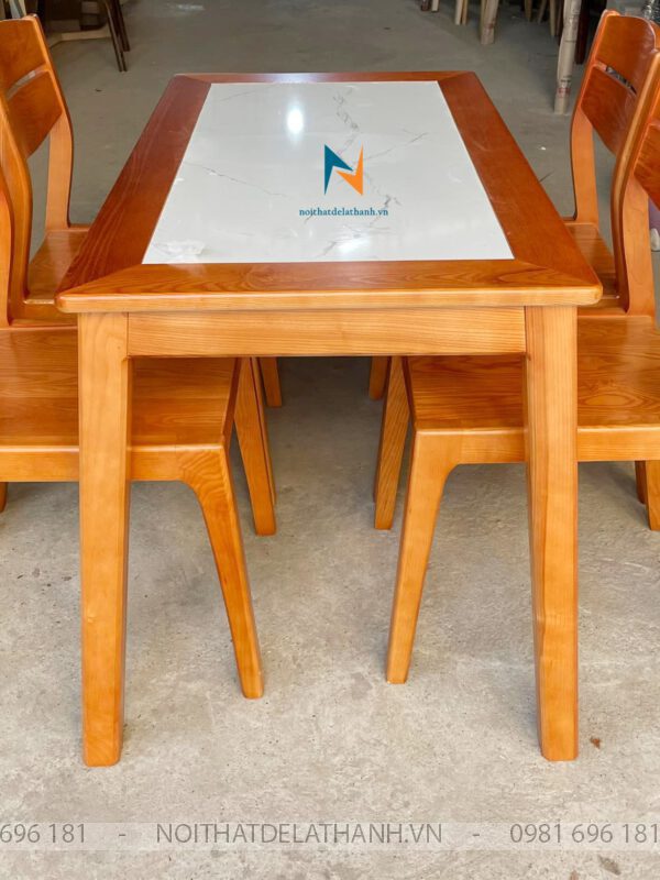 Bộ Bàn Ăn 4 Ghế Gỗ Sồi Nhỏ Gọn có thiết kế rất đẹp mắt với mặt đá được cố định bên trong khung mặt bàn, đem lại cảm giác chắc chắn khi sử dụng