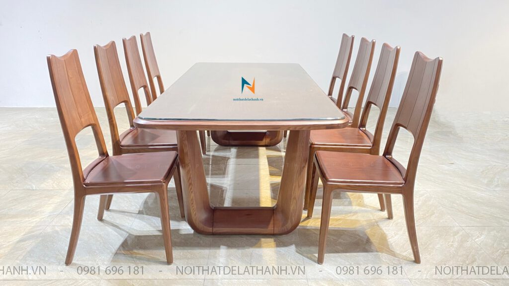 Bộ Bàn Ghế Ăn Cao Cấp 8 Ghế chất liệu gỗ tự nhiên (gỗ sồi Nga) với chiếc bàn chữ U mặt kính, chân bàn mập chắc, 8 ghế ba tiêu đi kèm rất sang trọng