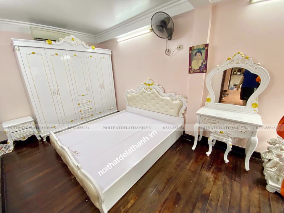 Chiếc bàn phấn có nhũ vàng trong combo nội thất tân cổ điển là một trong các sản phẩm bán chạy nhất năm 2020 của Nội thất Đê La Thành