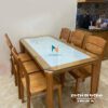 Bộ bàn ăn gỗ sôi Nga mặt đá 3D lọt lòng, trên phủ thêm tấm kính, đi kèm là 6 ghế 2 lá nngang phun màu cánh dán rất đẹp mắt