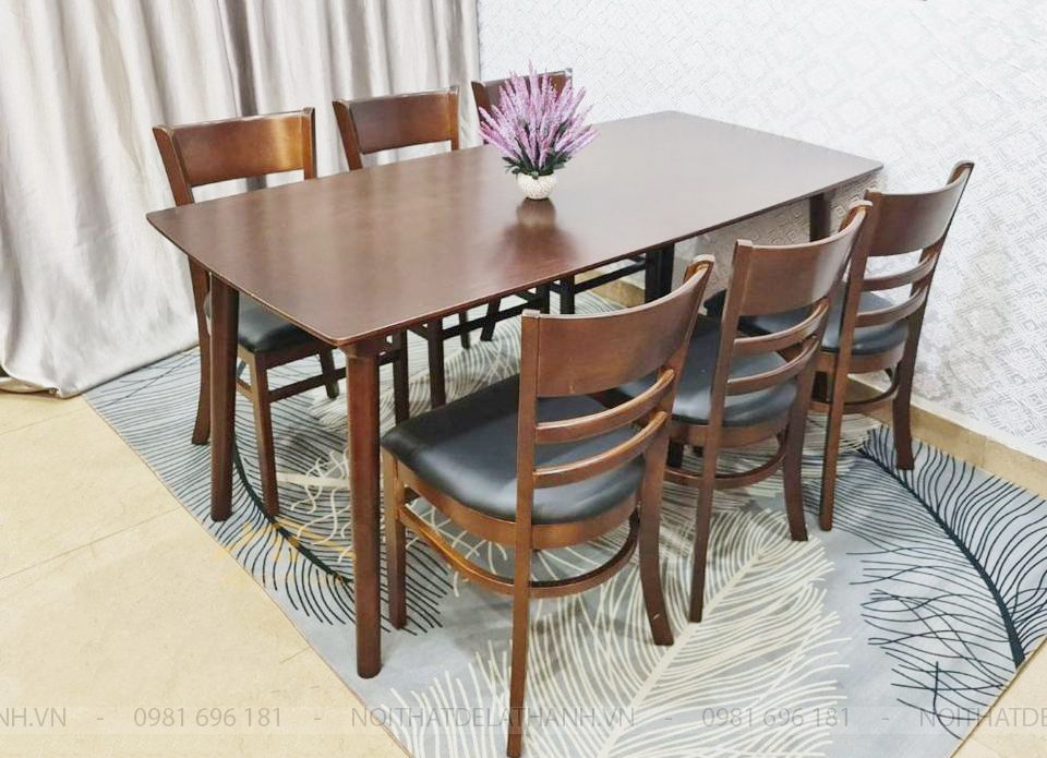 Bộ bàn ăn gỗ cao su 6 ghế thuộc phân khúc giá rẻ: chất liệu gỗ cao su, bao gồm 1 bàn mặt kính đi kèm với 6 ghế đệm bọc da, thiết kế theo phong cách hiện đại