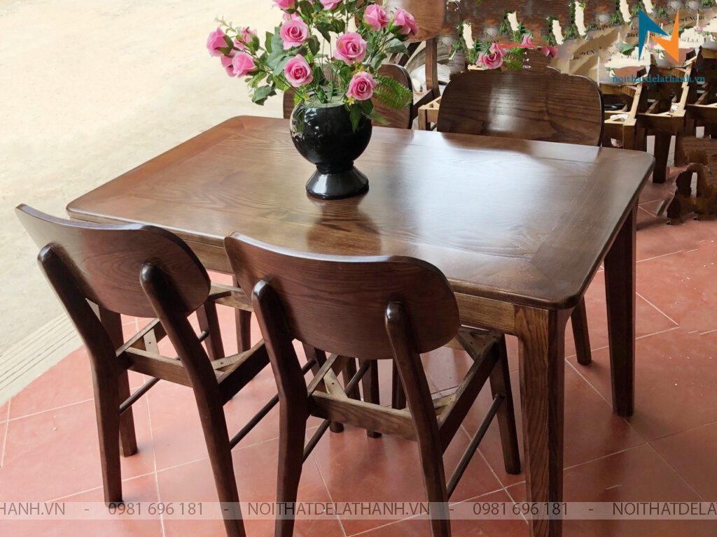 Bộ bàn ăn gỗ sồi mặt kính giá rẻ với 4 ghế tai voi đi kèm trông rất ưa nhìn