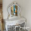 Bàn trang điểm phòng cưới phong cách tân cổ điển, kích thước 1m2, được phun màu trắng đồng tone màu với giường và tủ, hoa văn nhũ vàng
