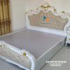 Giường cưới tân cổ điển quả dứa 1m8x2m, sơn phun màu trắng, bọc da màu kem, hoa văn nhũ vàng rất đẹp mắt