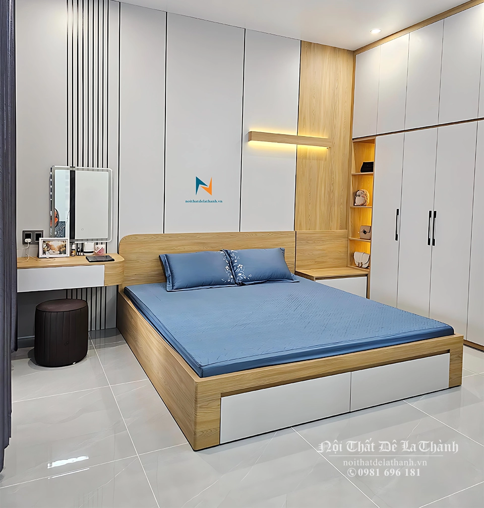 Mẫu giường tủ phòng cưới theo phong cách hiện đại này bao gồm tủ full trần 2m4x2m6, giường cưới 1m8x2m có 2 ngăn kéo, táp đầu giường 40cm, bàn phấn treo + gương soi hình chữ nhật, vách ốp sau tường