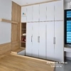 Cận cảnh chiếc tủ cưới 2 tầng, 1 ô trang trí, chất liệu gỗ MDF, kích thước 2m4x2m6, thân màu gỗ vàng, cánh màu trắng