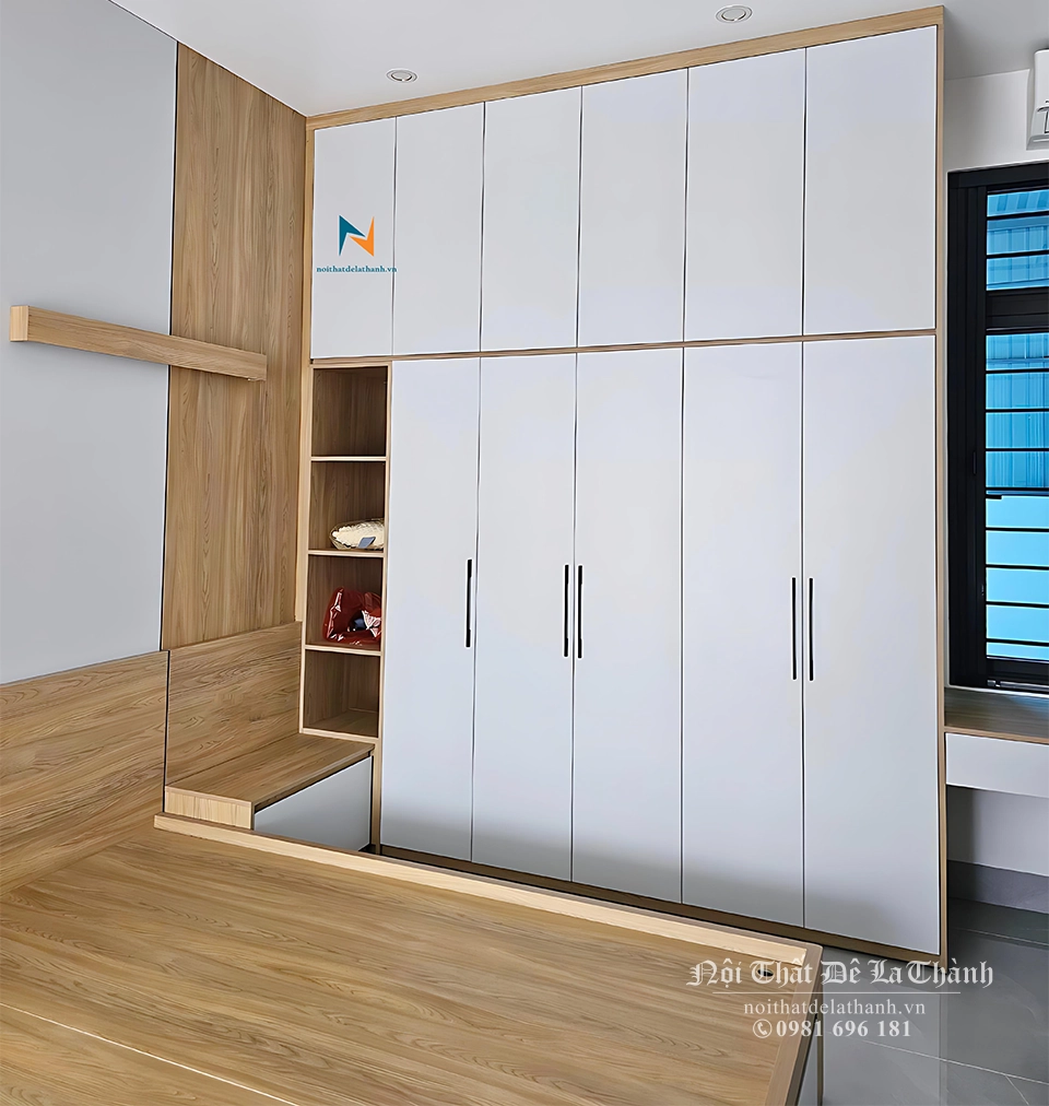 Cận cảnh chiếc tủ cưới 2 tầng, 1 ô trang trí, chất liệu gỗ MDF, kích thước 2m4x2m6, thân màu gỗ vàng, cánh màu trắng