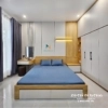 Combo còn có chiếc giường cưới 1m8x2m, 2 ngăn kéo thiết kế ở đuôi giường: màu trắng; táp đầu giường màu gỗ vàng, mặt ngăn kéo táp màu trắng đồng tone với tổng thể