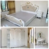 Combo bao gồm: Giường tân cổ điển 1m8x2m; Tủ tân cổ điển 5 cánh và 1 ô trang trí (2m5x2m3), Bộ bàn trang điểm 1m2, Táp đầu giường tân cổ điển 40cm