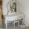 Bàn trang điểm phòng cưới phong cách tân cổ điển, kích thước 1m2, được phun màu trắng đồng tone màu với giường và tủ, hoa văn nhũ vàng